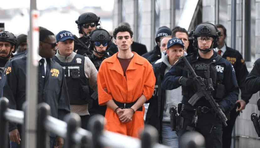 美国“顶流杀手”出庭又火了！指控被驳回全场粉丝欢呼庆祝……